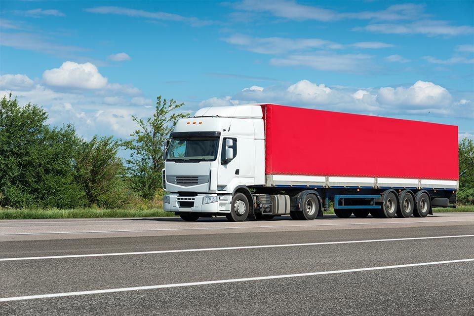 Camion con rimorchio rosso
