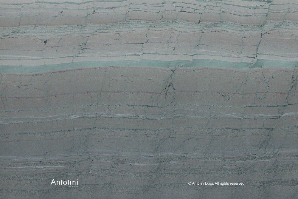 marmo grigio striato con azzurro