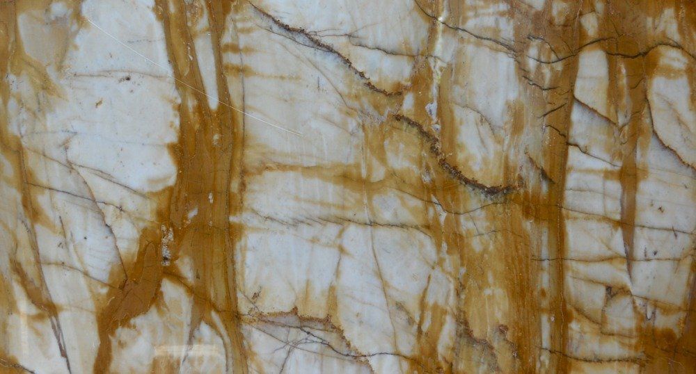 marmo bianco con striature gialle
