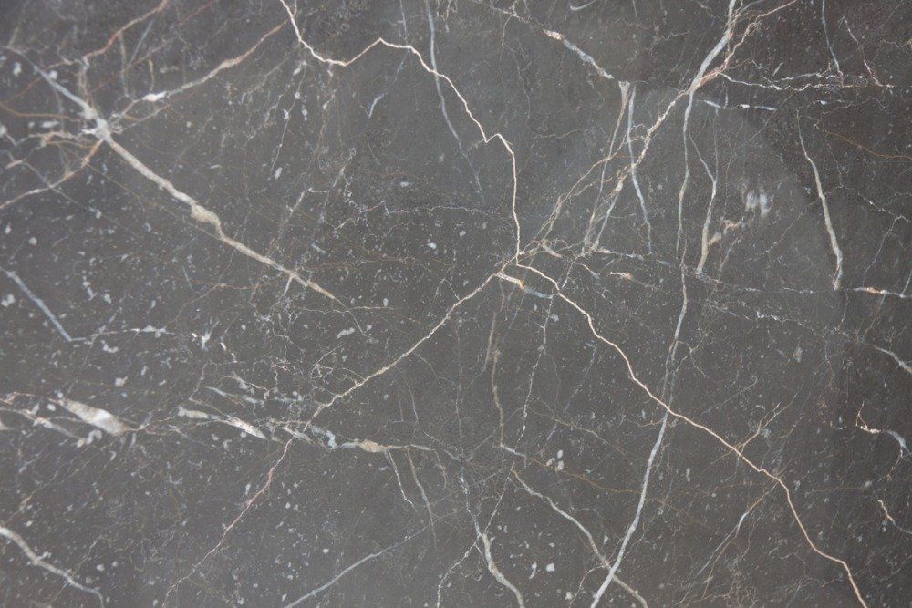 marmo grigio con striature bianche