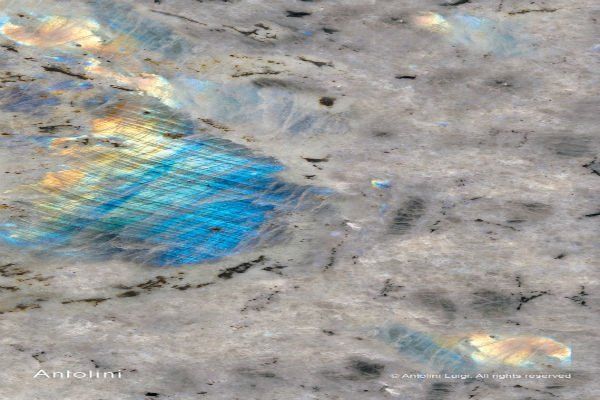 granito striato in giallo e azzurro