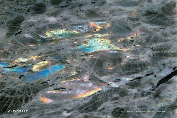 granito con striature colorate in azzurro giallo e rosa
