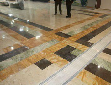 pavimento con marmi diversi