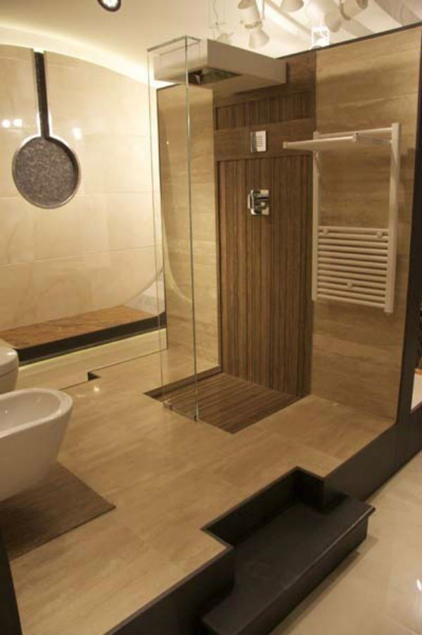 bagno in marmo con doccia
