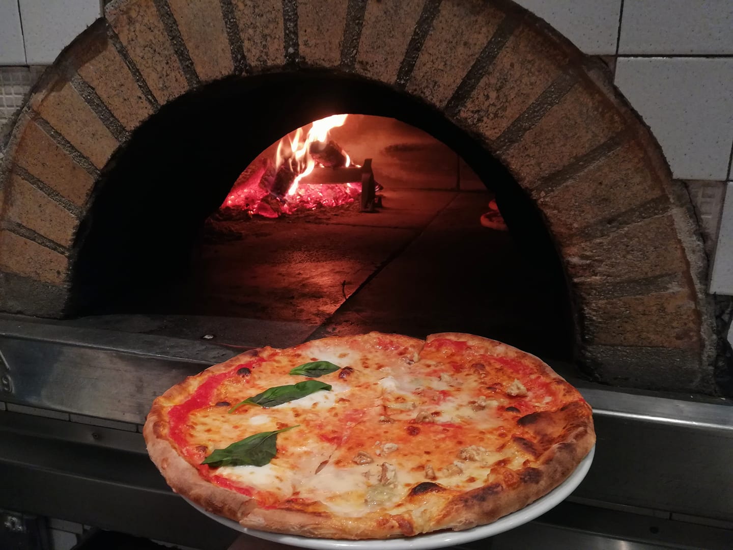 pizza nel forno a legna