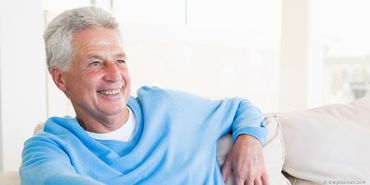 Mit Implantaten können komplett festsitzende Zähne gemacht werden, die eine Totalprothese überflüssig machen. Mit Implantaten können komplett festsitzende Zähne gemacht werden, die eine Totalprothese überflüssig machen.