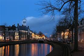Historische binnenstad van Dokkum, een mooie bestemming tijdens een verblijf bij Nij Bonga in Holwert