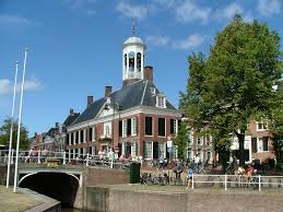 Historische binnenstad van Dokkum, een mooie bestemming tijdens een verblijf bij Nij Bonga in Holwert