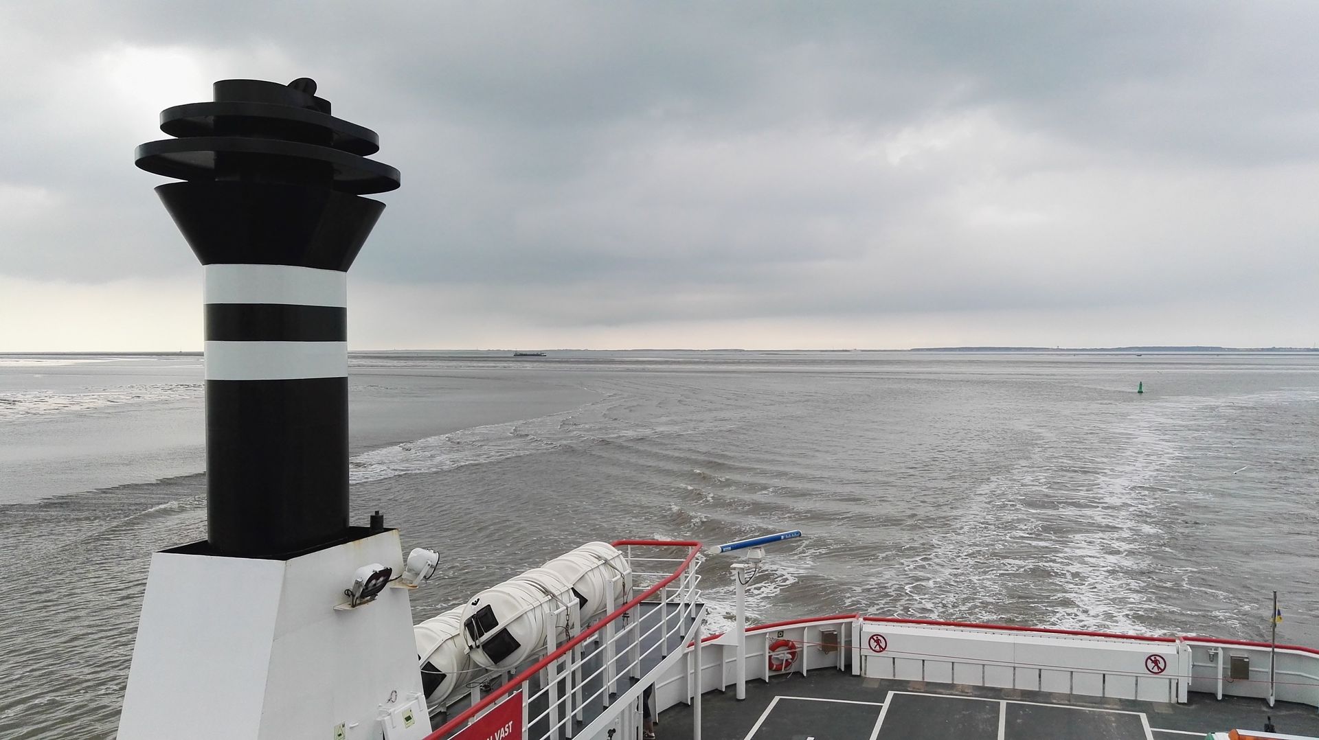 Veerboot naar Ameland op de Waddenzee, vlak bij logement Nij Bonga in Holwert