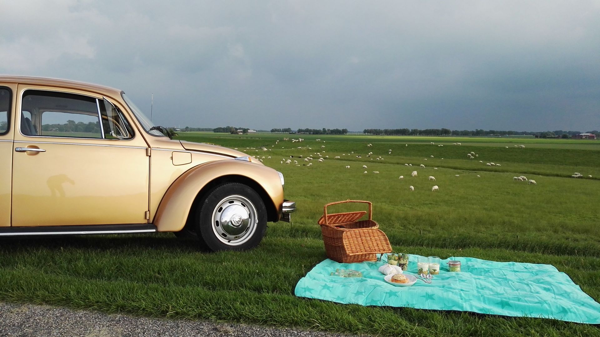 Uitgestrekt Fries landschap rondom Holwert met ruimte, weilanden en kleine dorpen nabij Nij Bonga