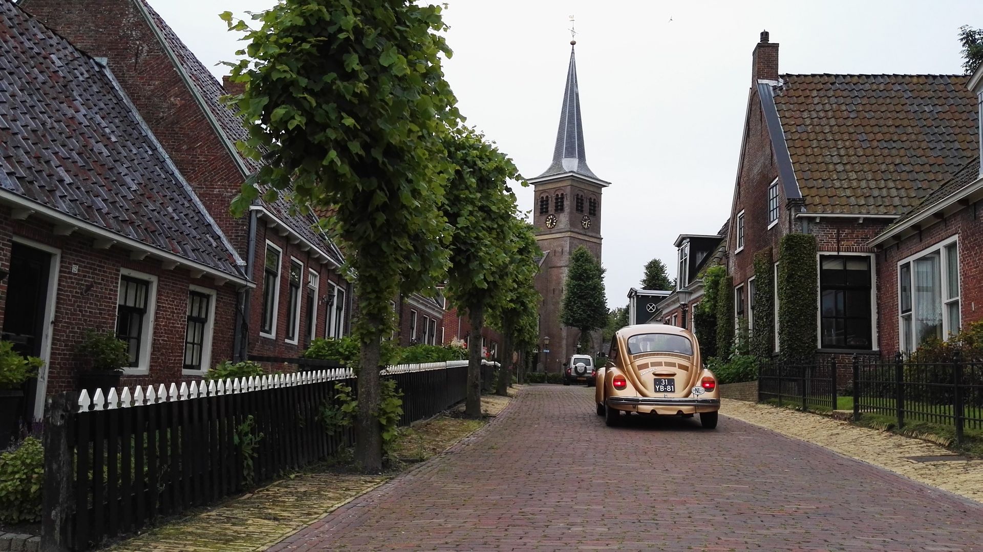 Uitgestrekt Fries landschap rondom Holwert met ruimte, weilanden en kleine dorpen nabij Nij Bonga