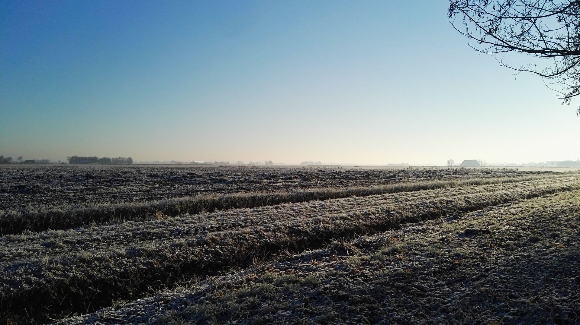 Uitgestrekt Fries landschap rondom Holwert met ruimte, weilanden en kleine dorpen nabij Nij Bonga