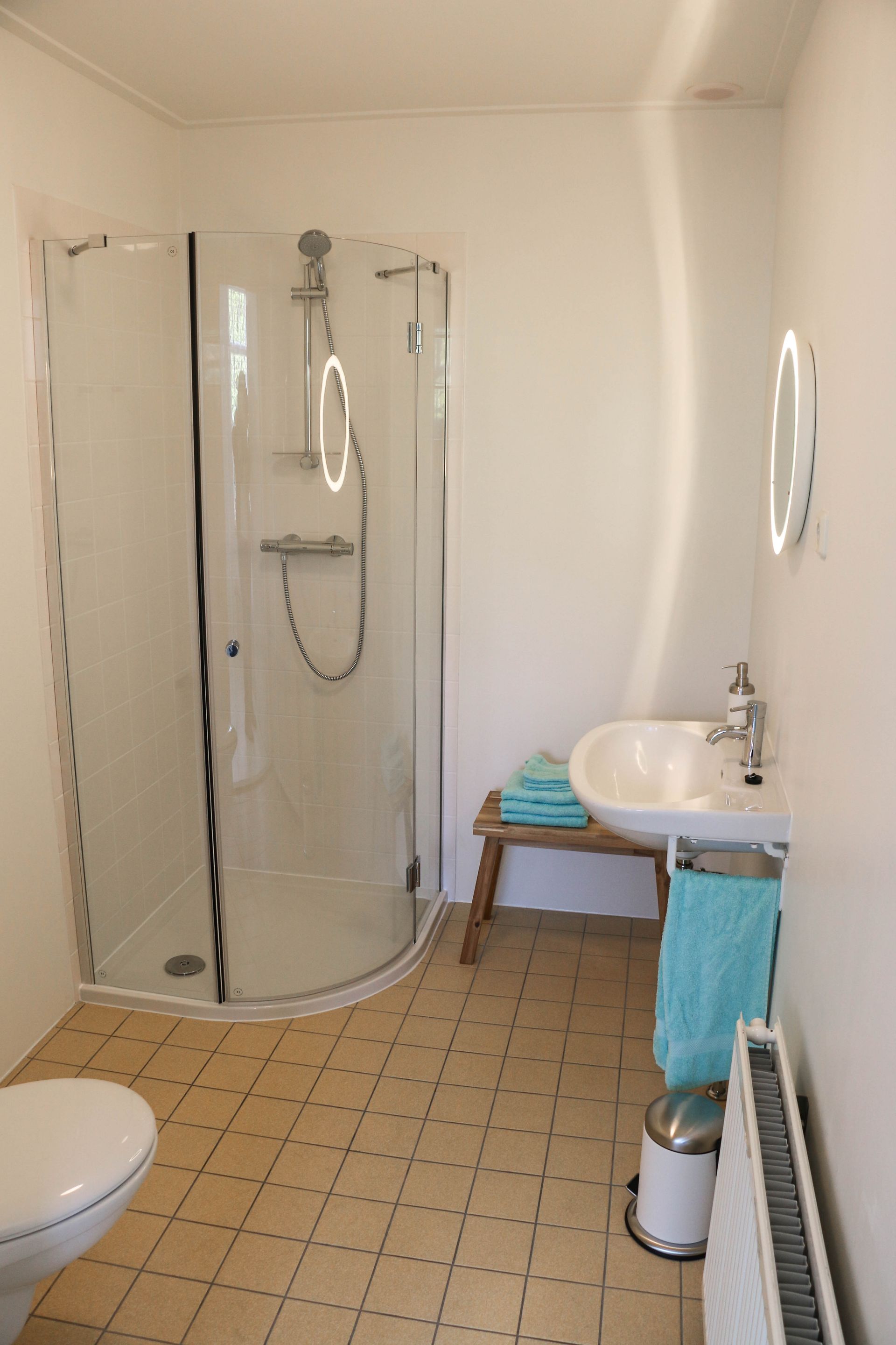 Functionele badkamer van Nij Bonga in Holwert met comfortabele inrichting voor een ontspannen verblijf