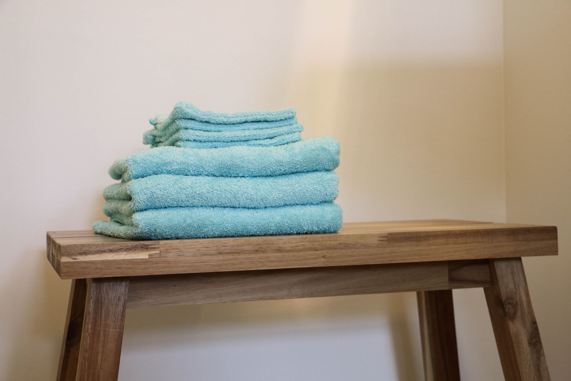 Functionele badkamer van Nij Bonga in Holwert met comfortabele inrichting voor een ontspannen verblijf