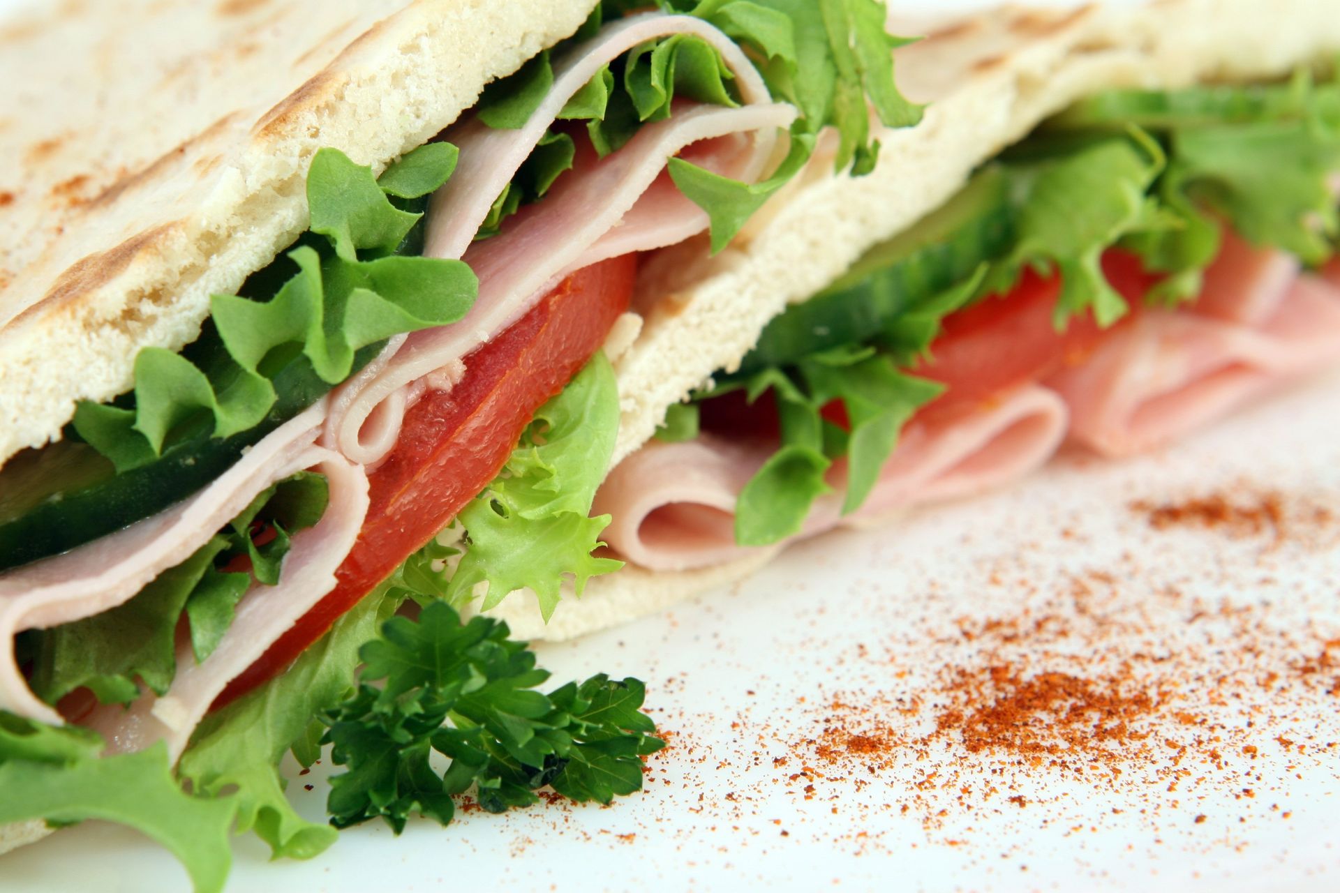 Piadina con insalata, prosciutto cotto e pomodoro