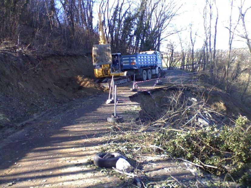 lavori in strada dissestata