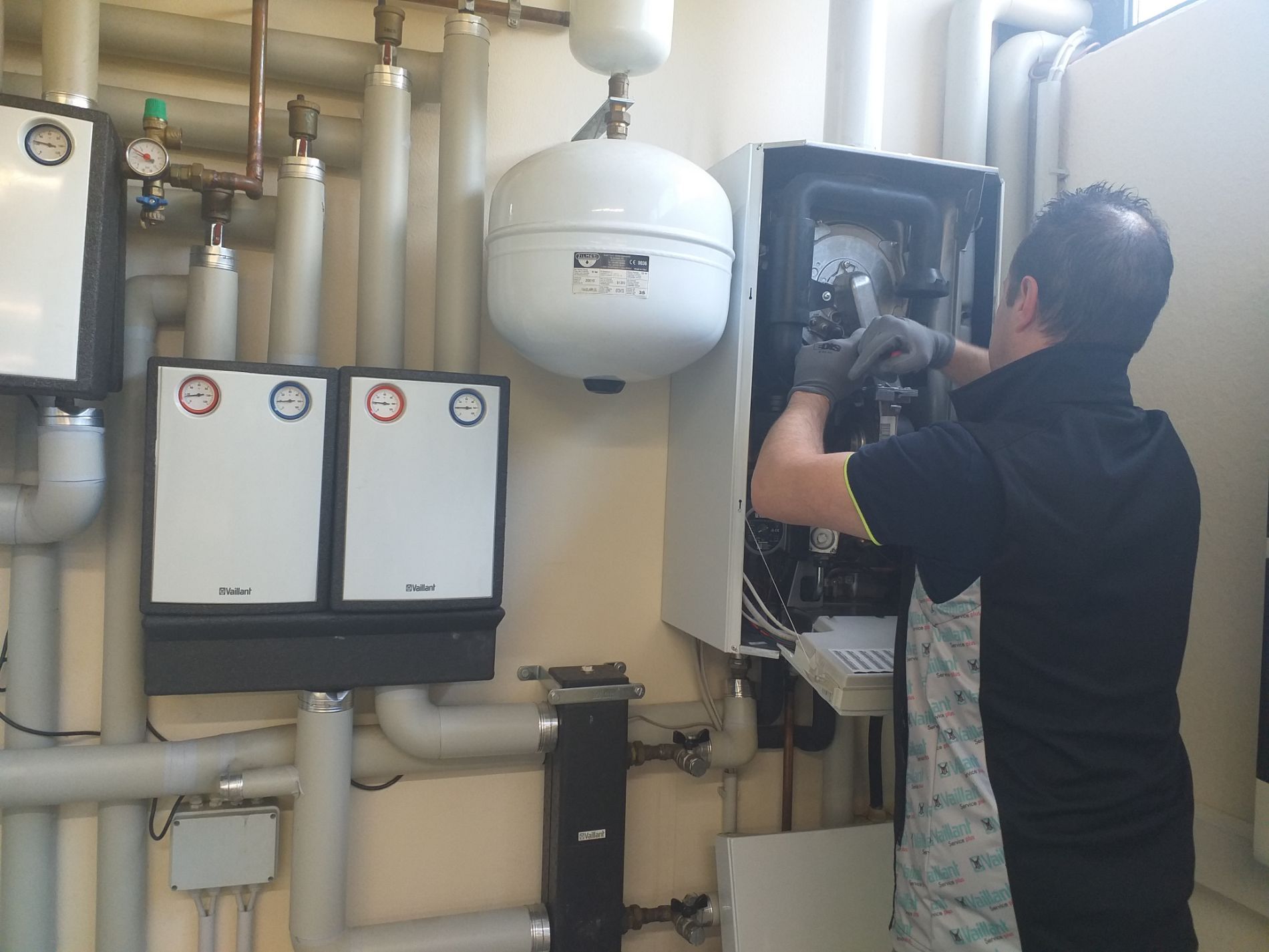 tecnico durante la riparazione di una caldaia
