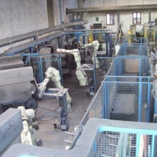 isola robotizzata in fase di lavorazione