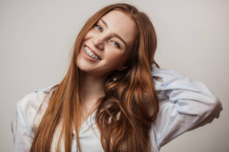 Ragazza con apparecchio