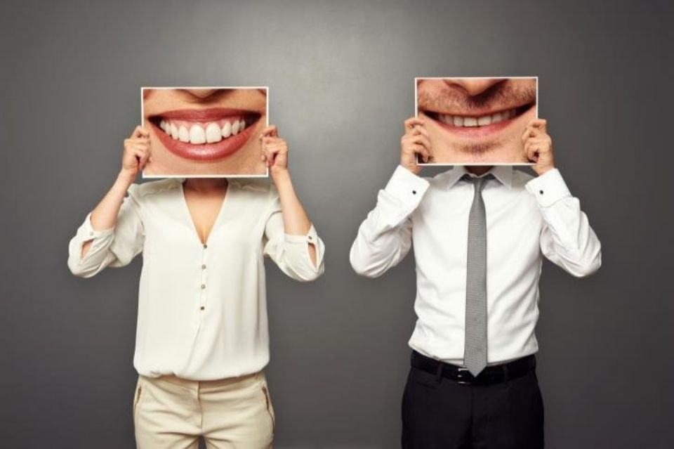 Uomo e donna con quadri con sorriso