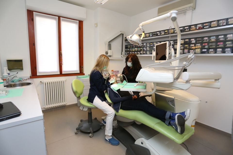 Dentista al lavoro