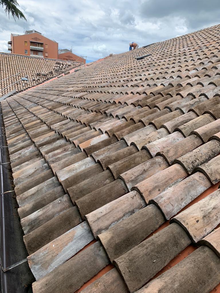tetto con tegole in terracotta
