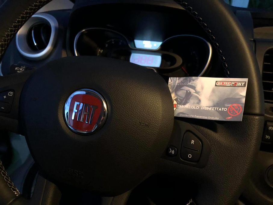 un uomo alla guida di un'auto
