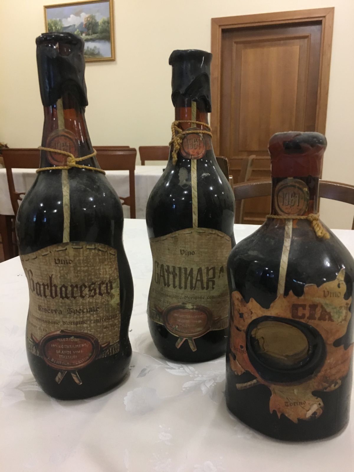 diverse etichette di vini e liquori