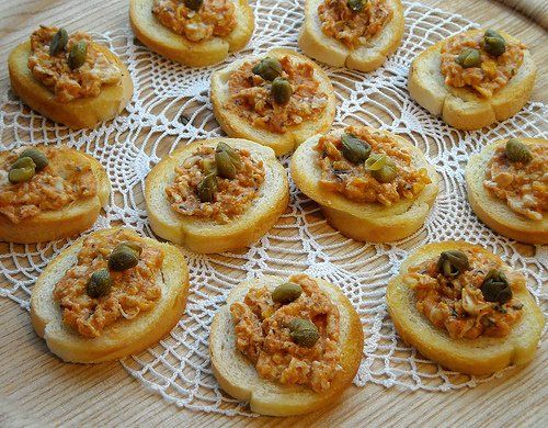 Tartine con sugo e capperi