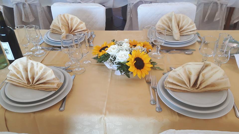 tavolo del ristorante allestita per evento