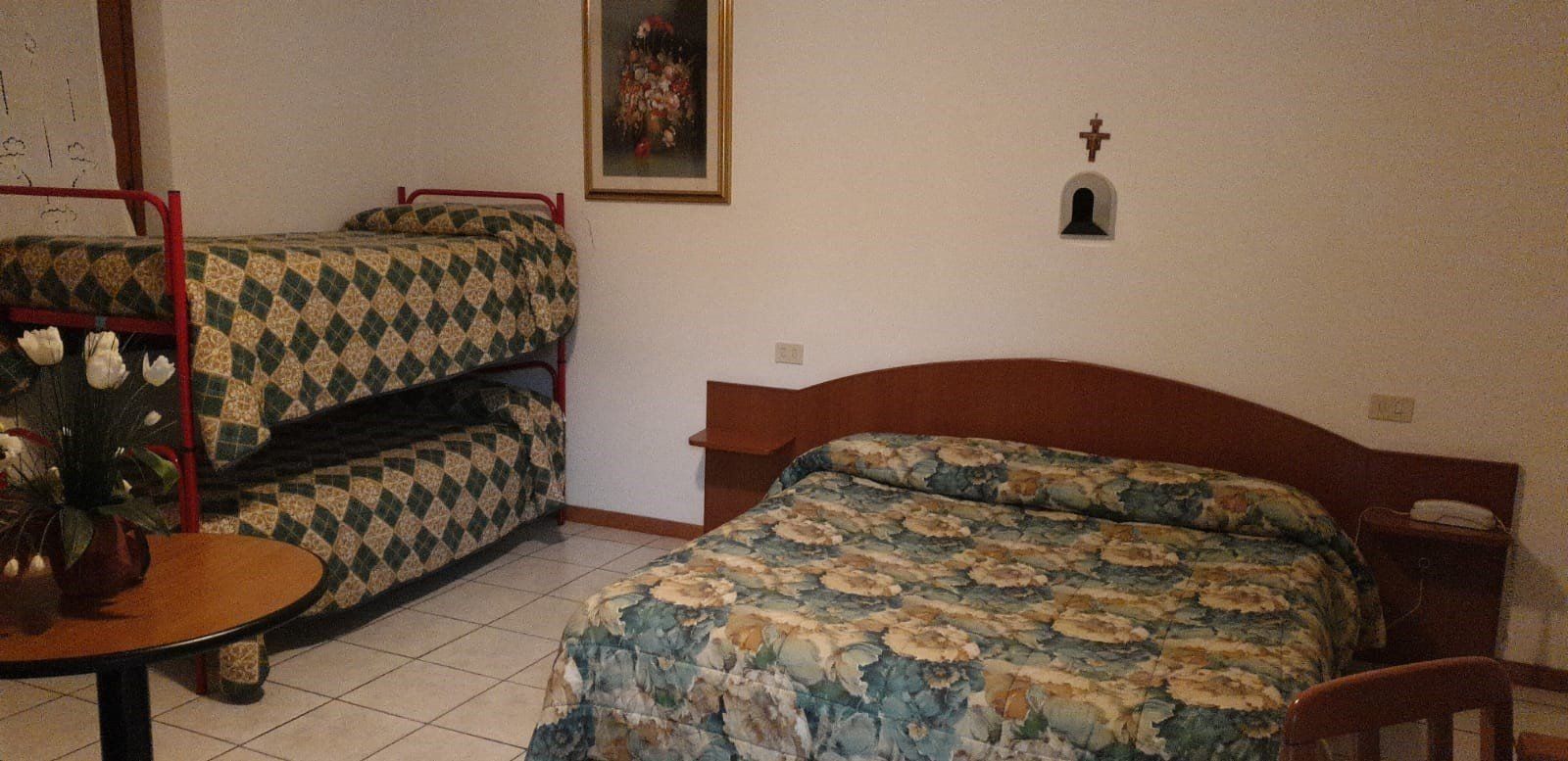 Camera con letto matrimoniale e due letti singoli