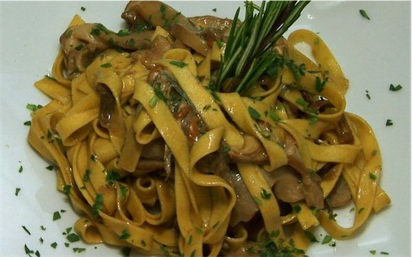 tagliatelle al sugo di funghi