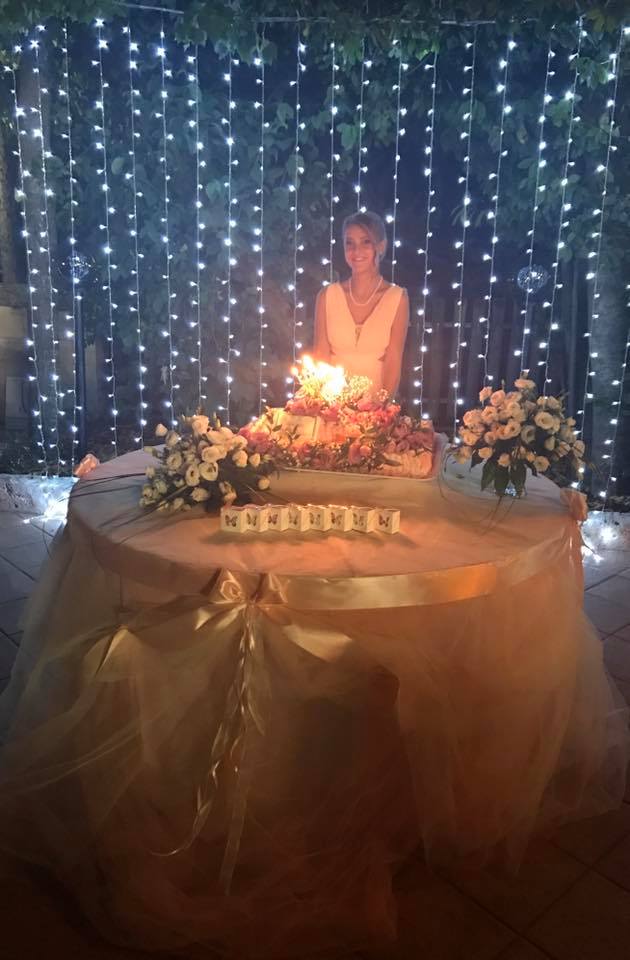 festeggiata spegne candeline di notte
