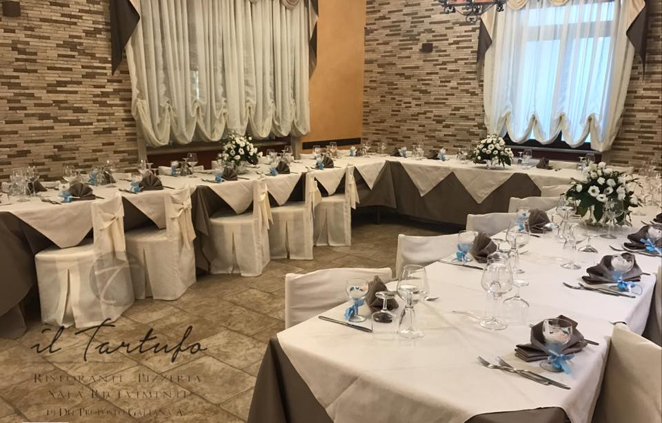 interno sala apparecchiato per eventi