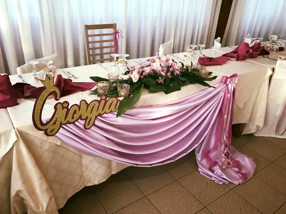 tavolo per la festeggiata interno ristorante