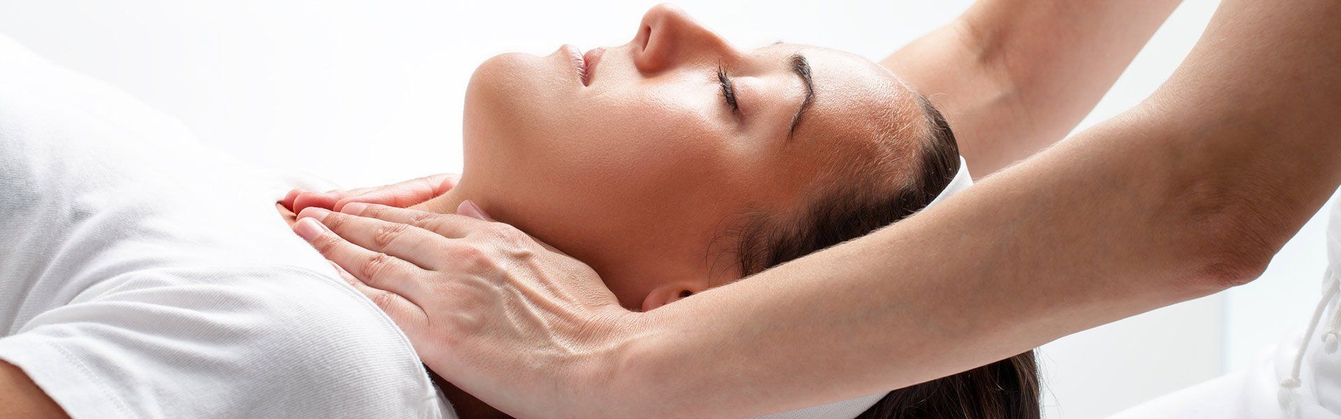 woman getting treatment for neck macquarie osteopaths woman getting treatment for neck