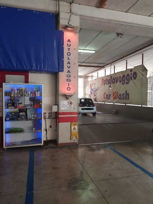 interno di un autolavaggio e una macchina