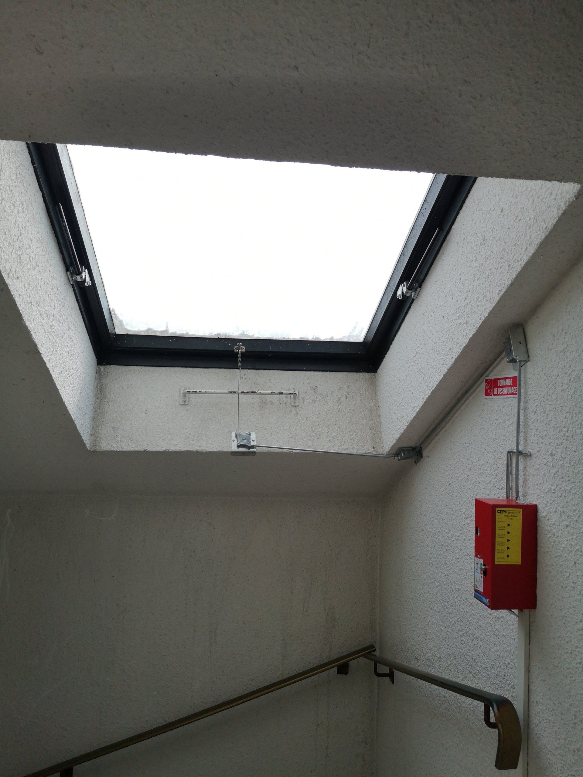 Trappe de désenfumage avec commande de désenfumage dans un escalier