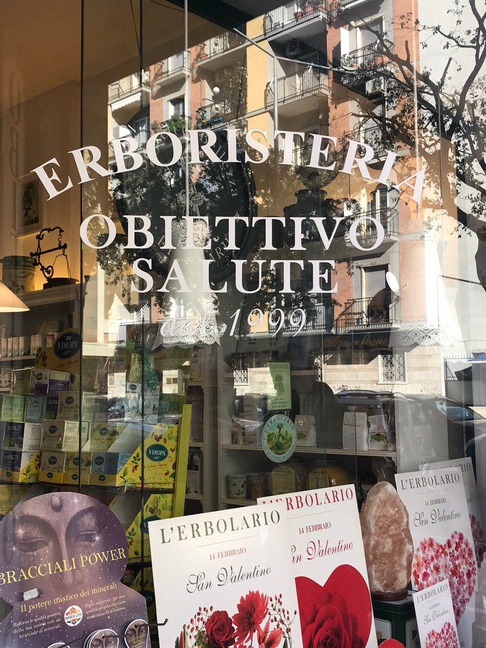 vetrina esterna dell'erboristeria