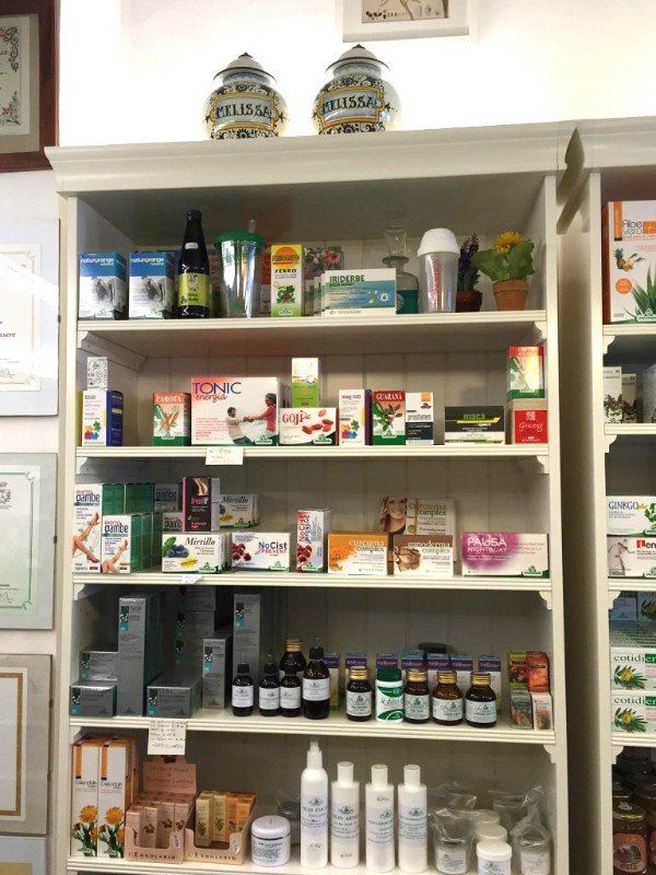 esposizione di prodotti in un'erboristeria
