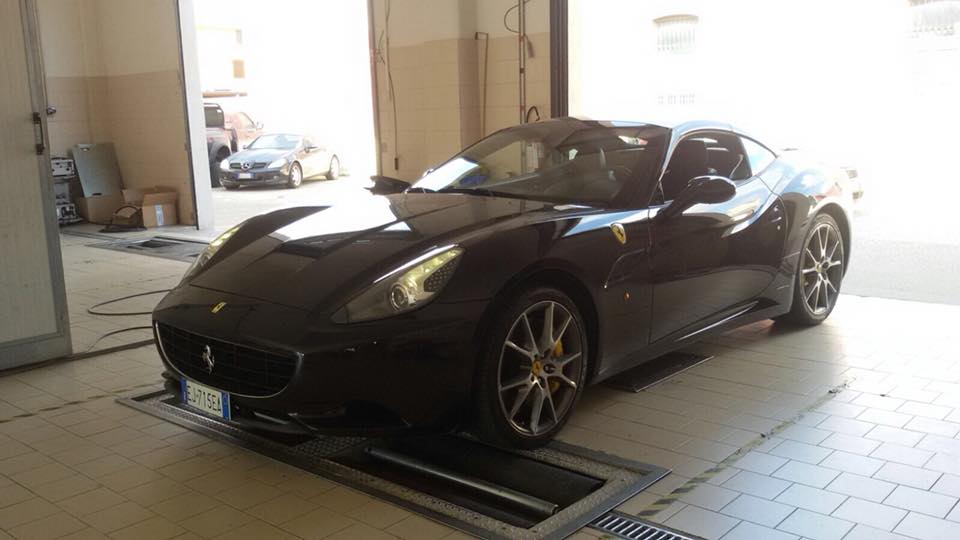 Auto sportiva in revisione