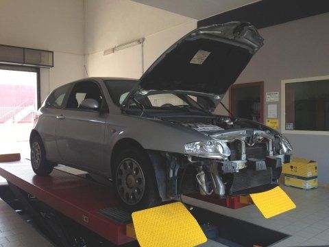 Intervento di manutenzione auto