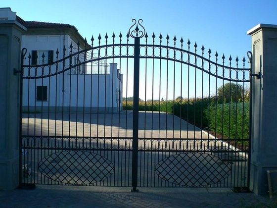 Cancello in ferro all'entrata di un abitazione