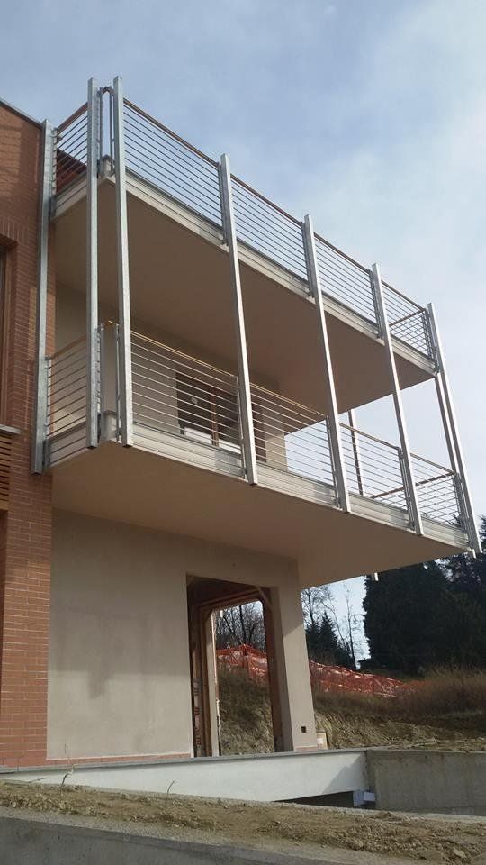 Balconi con ringhiere di sicurezza in ferro