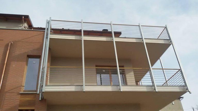 Balcone con ringhiere di sicurezza
