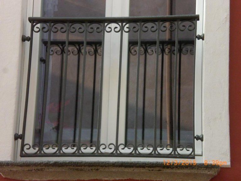 Finestra con ringhiera protettiva