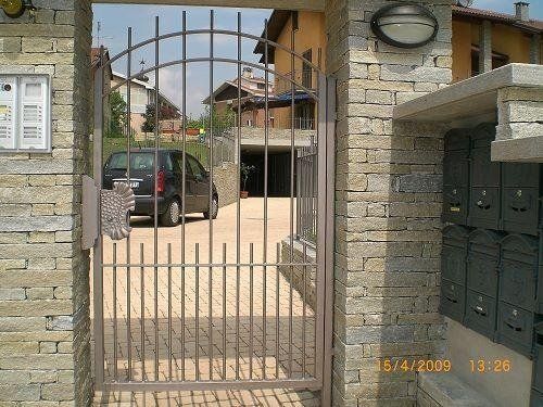 Cancello in ferro all'entrata di una casa