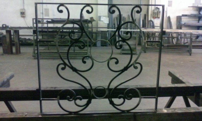 Dettaglio decorativo di una recinzione in ferro