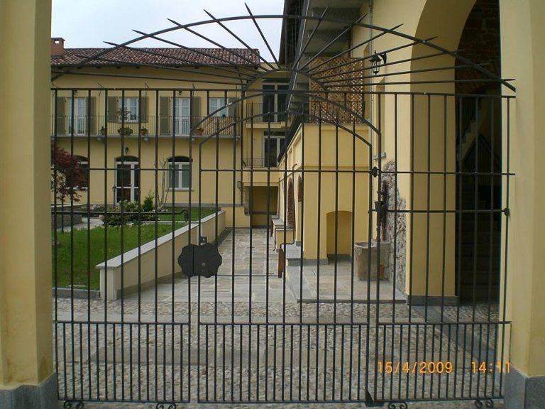 Cancello con sbarre di ferro