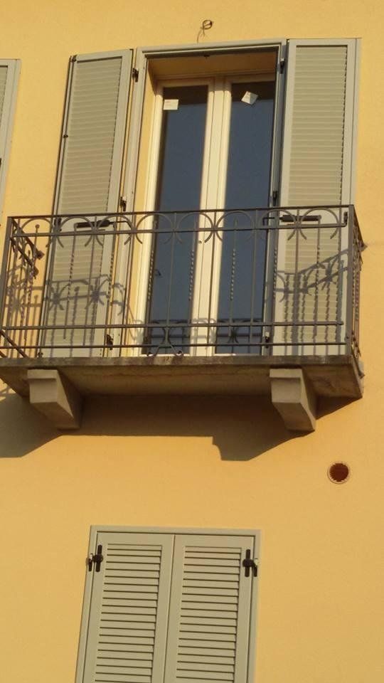 Balcone con ringhiera in ferro